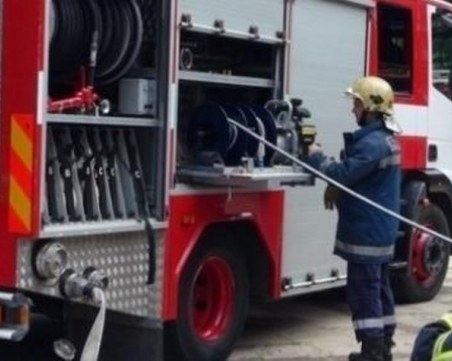 Пожар в блок в София - евакуираха жителите, отцепиха района