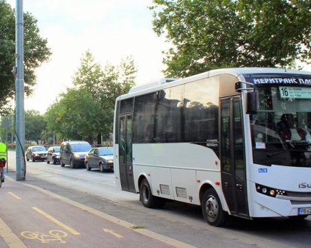 Шофьор на автобус помогна на паднал пешеходец