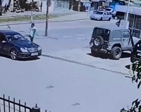 Шофьор рита и блъска жена на пътя в София