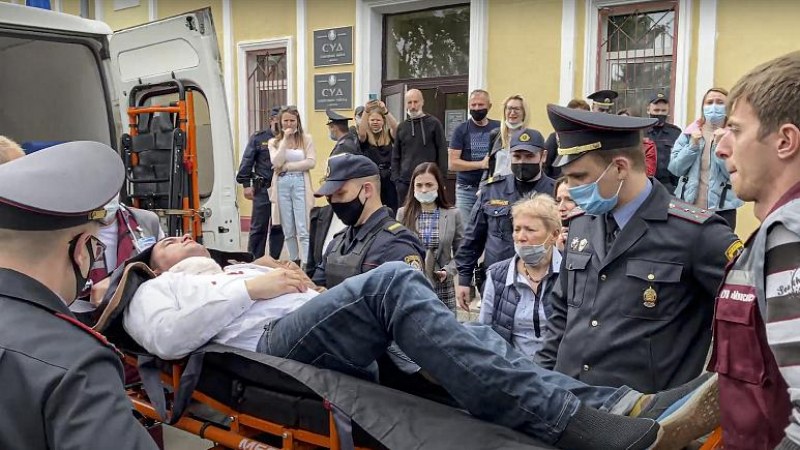 Беларуски гражданин, задържан заради протест, се намушква в знак на бунт срещу репресиите