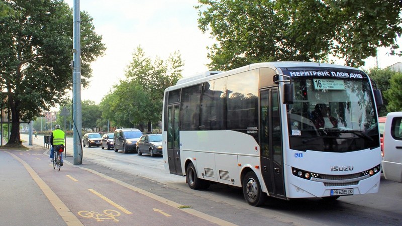 Шофьор на автобус помогна на паднал пешеходец