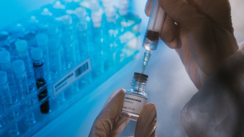 Здравното министерство: Ваксините срещу COVID-19 нямат общо с 5G, не променят ДНК