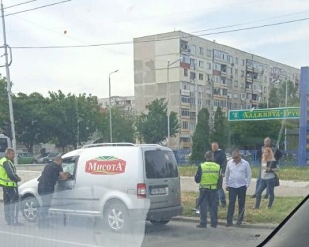 Акция на Криминална полиция за наркотици в Пловдив! Тарашат кола на възлово кръстовище