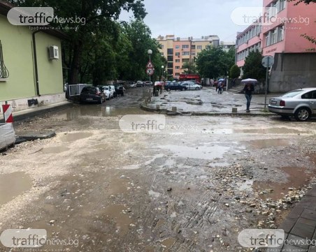 Гневът към мудните ремонти по Водния цикъл продължава, пловдивчани газят в кал и локви от месец