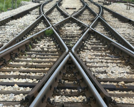 Мъж легна на релсите на влак в Пловдив, борят се да го спасят