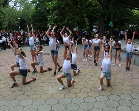 Млади таланти пяха и танцуваха на сцената на парк 