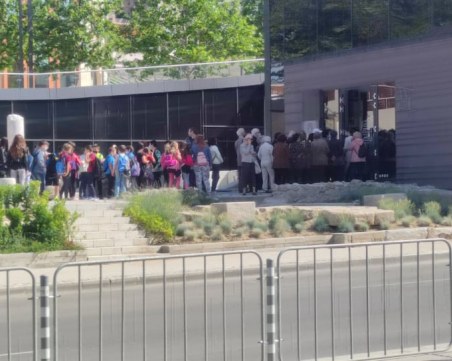 Не за хляб и тоалетна хартия: Опашка заради безценните артефакти в Eпископската базилика