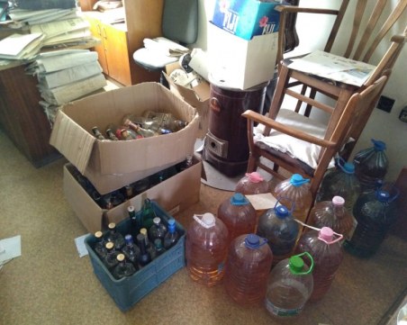 Разбиха депо за нелегален алкохол край Пловдив, собственикът на цеха е задържан