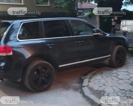 Шофьор на джип системно паркира в средата на улица в Кършияка, блокира десетки коли