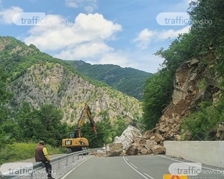 Свлачище затруднява движението по пътя Кричим-Девин