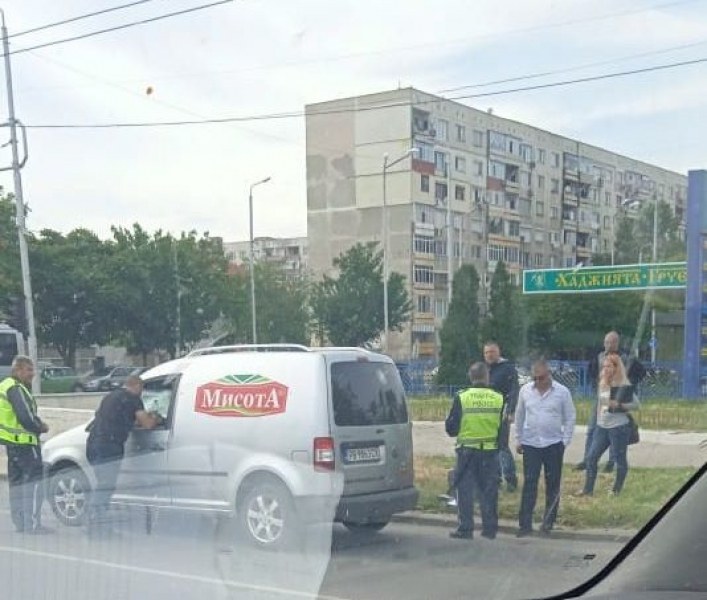 Акция на Криминална полиция за наркотици в Пловдив! Тарашат кола на възлово кръстовище
