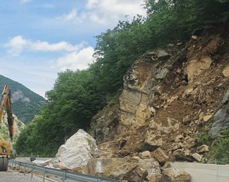 И днес разчистват свлачището на пътя Кричим-Девин