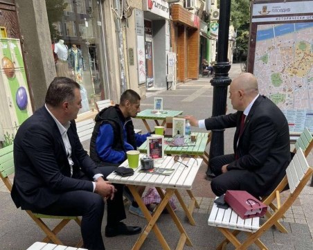 Иван Гешев и Румен Попов пият кафе с Митко с чорапите