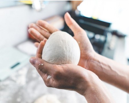 Как се произвежда индустриалната моцарела и как да си направим домашна