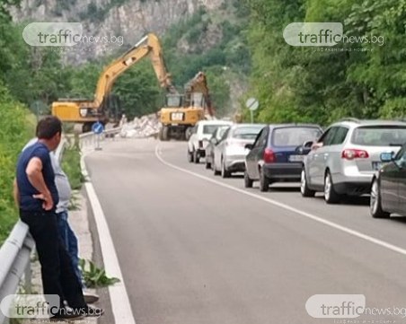 Километрична опашка на пътя Кричим-Девин заради свлачището