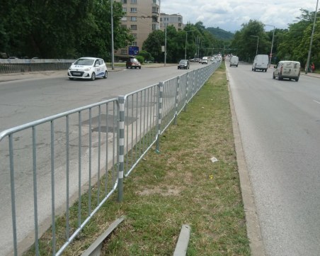 Монтираха нови оградни пана по булеварди в Пловдив