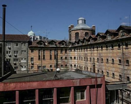 Отстраниха началника на затвора в София