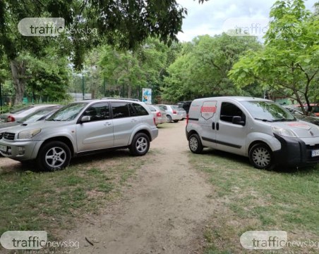 Заради феста: Зелените площи на Младежкия хълм отново се превърнаха в паркинг