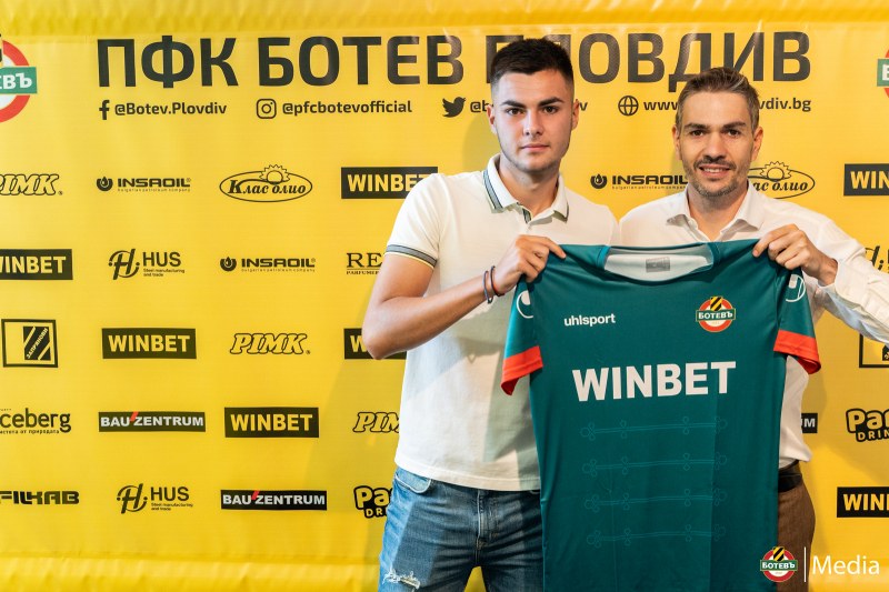 Ботев подписа първи професионален договор с още един юноша