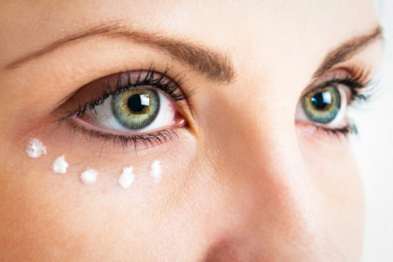 Съвети и трикове за красота: Как да забавим появата на бръчки около очите?