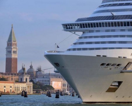 Екоактивисти протестират срещу първия круизен кораб, минал покрай Венеция днес