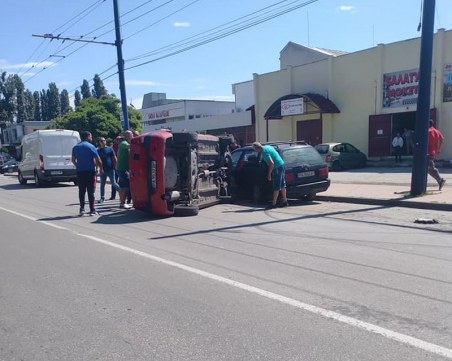 Кола се обърна в Пазарджик! Минувачи извадиха жена и дете