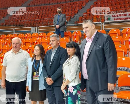 Служебният премиер Стефан Янев гледа България - Украйна в 