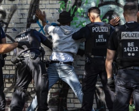 Задържаха 13 журналисти, докато отразяват протест в Германия