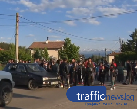 Съседи на убитото дете на протест, прокуратурата повдигна обвинение срещу 15-годишния М.Б.