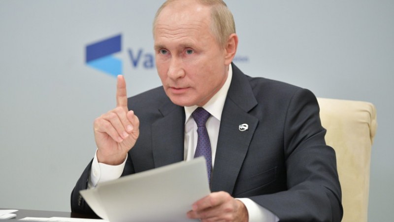 Путин с обвинение към Европа: Бавенето на руската ваксина е заради пари