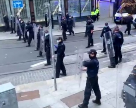 Арестувани и ранени след втора нощ на протести в Дъблин
