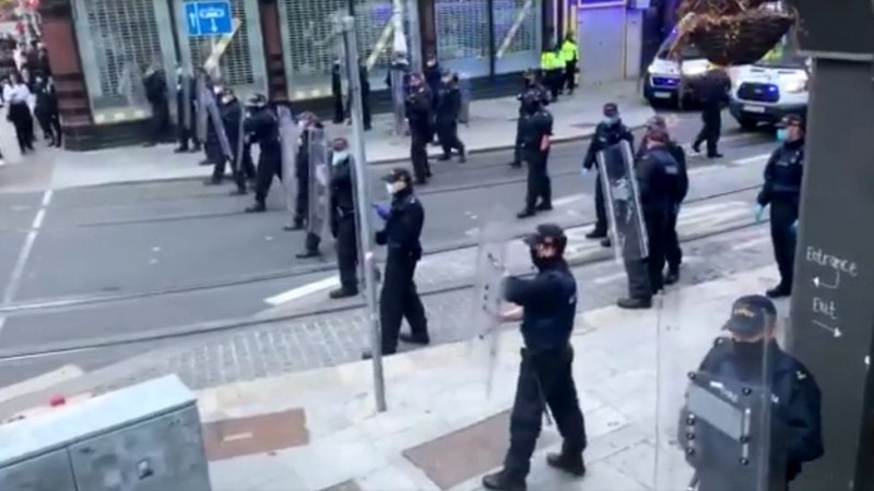 Арестувани и ранени след втора нощ на протести в Дъблин