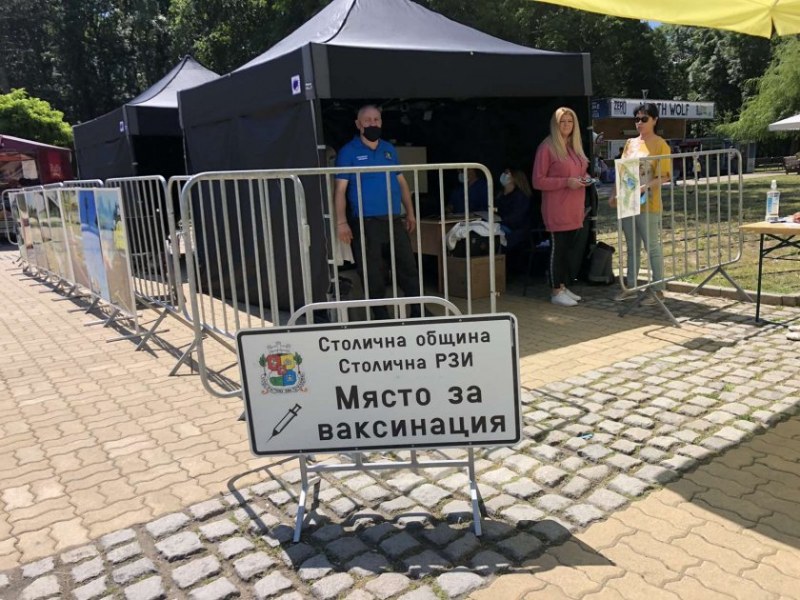 Ваксинационни центрове на открито на няколко места в страната