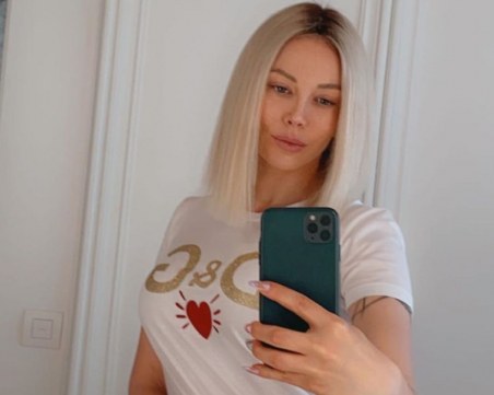 Емилия отново се върна към русото, посреща лятото като блондинка