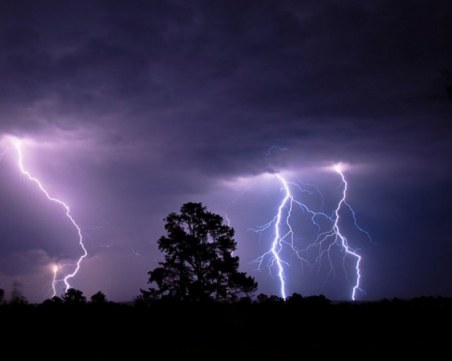 Гръм уби 14-годишно момче в Сърбия