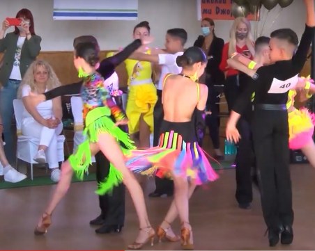 Над 100 двойки се включиха в турнира по спортни танци 