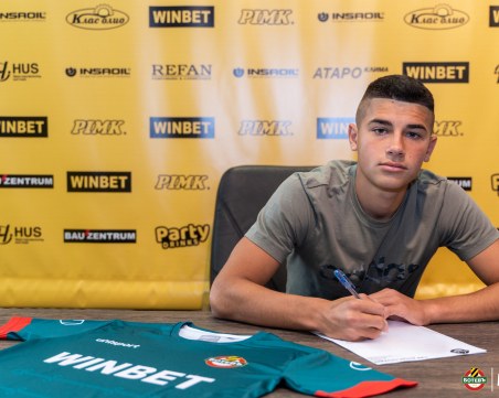 Пореден юноша подписа първи професионален договор с Ботев