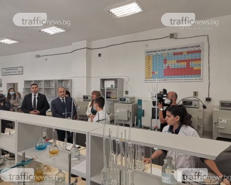 Президентът пристигна в Пловдив, ученици му показват как се взимат проби от храни