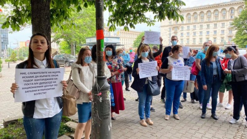 Протест след пенсионирането на проф. Тодор Кантарджиев