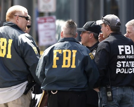 Арестуваха над 800 престъпници, чатили си в 