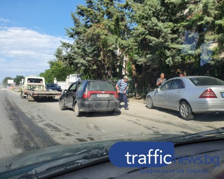 Катастрофа с две коли затрудни движението на Рогошко шосе