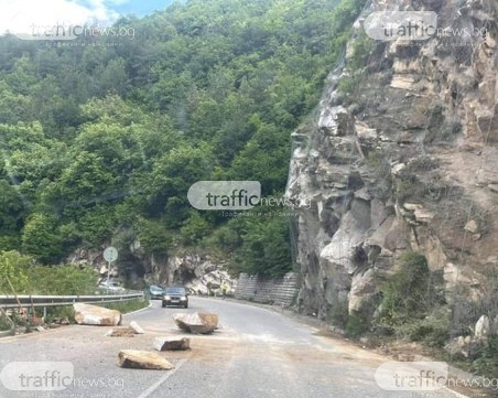 Поредно свлачище на пътя Асеновград-Смолян! Движението е затруднено