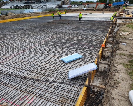 Наливат бетон на трибуна 