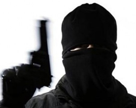 Тримата въоръжени и маскирани обирджии от Варна се оказаха непълнолетни