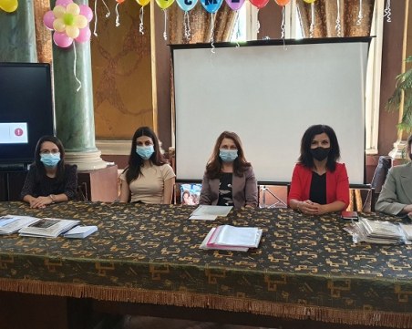 Ученици от Хуманитарната участваха в състезание на правни теми