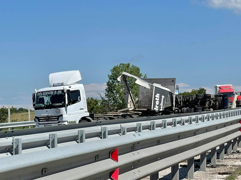 Затвориха магистралата към Пловдив заради тежкото ПТП с два тира