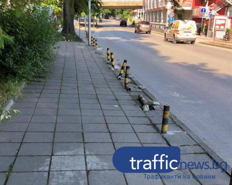 Изкъртиха антипаркинг колчетата до пошеходния мост в Пловдив
