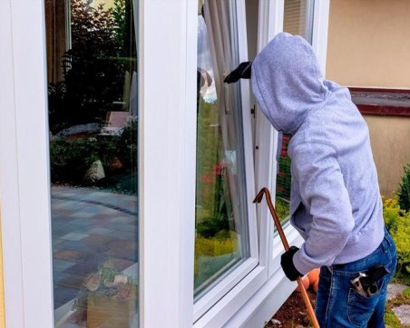 Мъж от Кричим отмъкна техника и покъщнина от дома на 59-годишна жена от Пещера