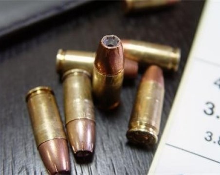 Намериха голямо количество взривни вещества и наркотици в дома на 26-годишен
