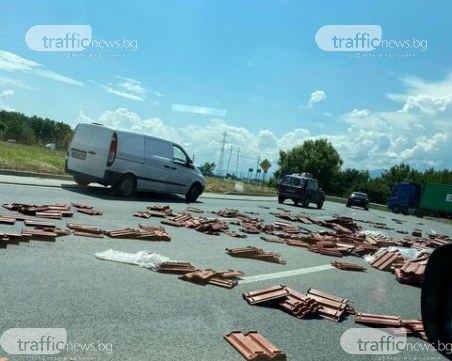 Разпилени керемиди затрудняват движението на Околовръстното